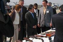 Abdullah II. (uprostřed) si v doprovodu premiéra v demisi Topolánka obhlíží zbraně s rytinami z ČZ Uherský Brod.