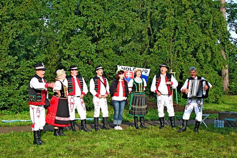 Zámecká louka v Buchlovicích ožila v neděli už pojednadvacáté stovkami zpěváků, muzikantů, sekáčů a diváků.