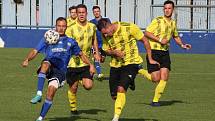 Fotbalisté Kunovic (žluté dresy) v 5. kole krajské I. A třídy skupiny B podlehli favorizovaným Zborovicím 1:2.