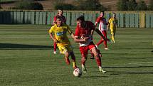 Fotbalisté Strání (žluté dresy) ve 2. kole krajského poháru zvítězili na hřišti sousedního Slavkova hladce 6:0.