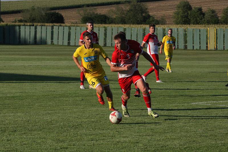 Fotbalisté Strání (žluté dresy) ve 2. kole krajského poháru zvítězili na hřišti sousedního Slavkova hladce 6:0.