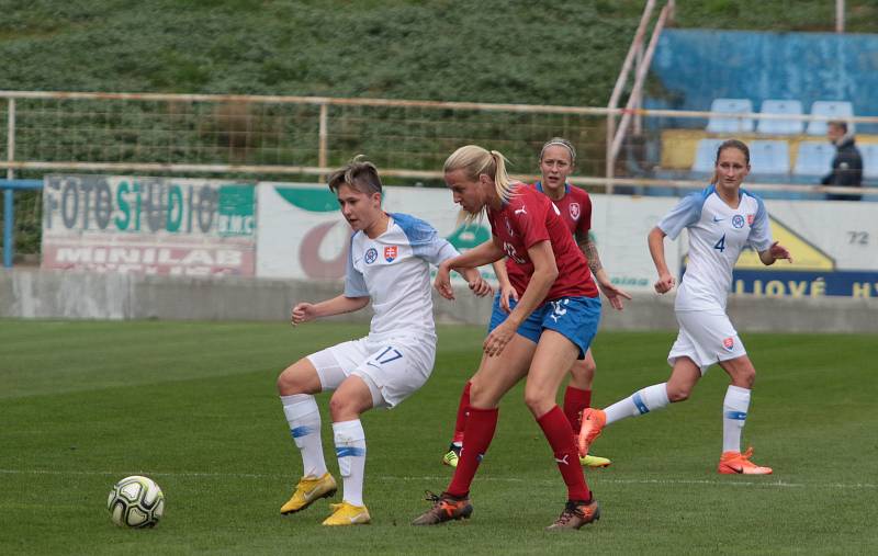 České fotbalistky (v červených dresech) porazily na stadionu Širůch ve Starém Městě Slovensko 2:0