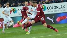 Fotbalisté Slovácko (bílé dresy) se v 15. kole FORTUNA:LIGY utkali s pražskou Spartu. Šlágr sledoval vyprodaný stadion.