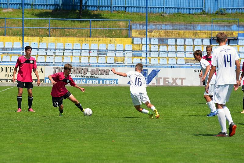 Mladší dorostenci Slovácka (bílé dresy) přehráli Znojmo 6:1.