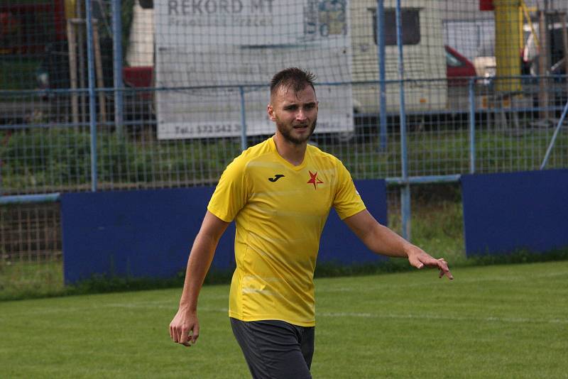 Fotbalisté Kroměříže (žluté dresy) remizovali v Kunovicích s domácím Slováckem B 3:3.