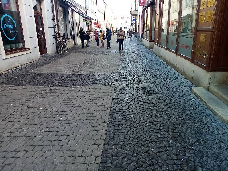 Opravy na pět měsíců zablokují pěší zónu v centru Uherského Hradiště. Ulice Prostřední.