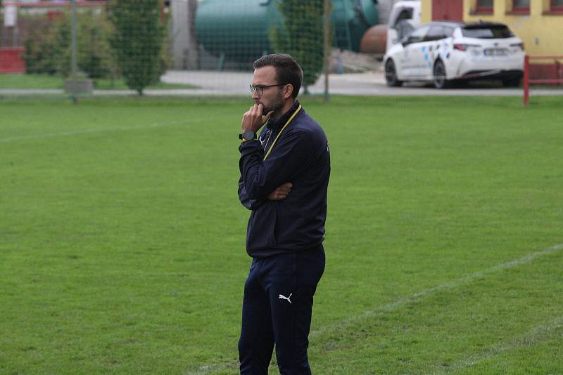 Fotbalisté Uherského Brodu (červené dresy) v 9. kole MSFL remizovali se Slováckem B 0:0.