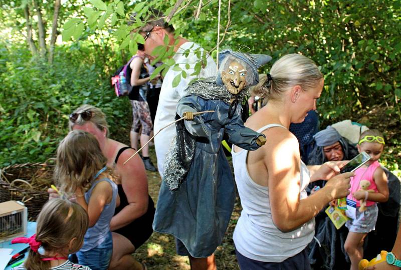 JAKO V POHÁDCE. Nadšenci z Kudlovické doliny připravili pro děti i dospělé už 14. ročník pohádkové stezky.