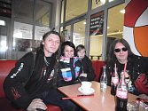 V Praze se Břetislav Čaňo a pozůstalé sestry Dulínkovy z Lopeníku setkali s rockovou legendou Alešem Brichtou (vpravo), který příští pátek zahraje v Nivnici na vzpomínkovém koncertě.