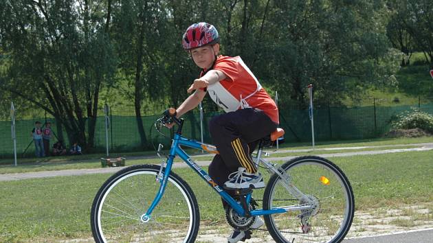 Své dovednosti museli mladí cyklisté předvést také přímo v praxi. 