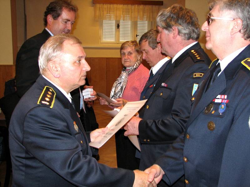 Starosta hasičů Václav Holásek (první zleva) a starosta Uherského Hradiště Libor Karásek poblahopřáli všem oceněným hasičům.