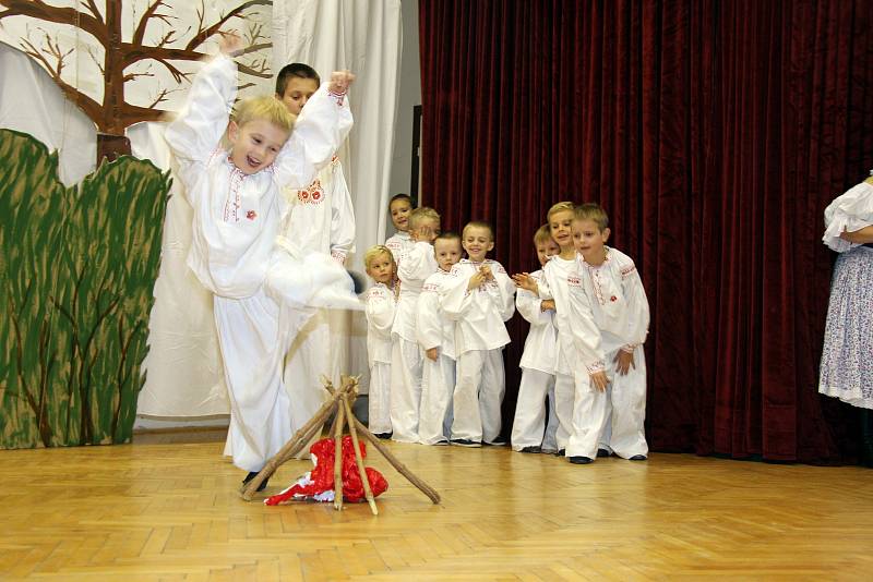 Už tradiční Kateřinskou besedu u cimbálu uspořádal poslední listopadovou sobotu Slovácký krúžek Háječek v Ostrožské Lhotě.