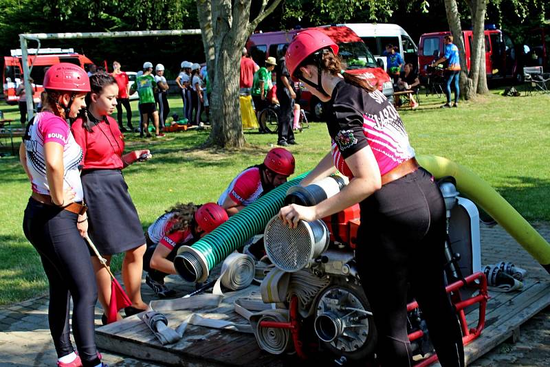 POŽÁRNÍ ÚTOK. Souboj s vodou a časem vedly v sobotu na Salaši týmy hasičů a hasiček z pěti okresů.