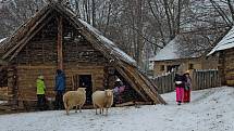 V CHÝŠÍCH SLOVANŮ. Suroviny k zimnímu kuchtění si skauti přinesli z domova. Co si z nich připravili, to si také snědli.