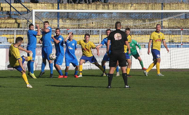 Sobotní utkání na Širůchu, kde se utkali fotbalisté domácího Starého Města (žluté dresy) s Ořechovem, skončil remízou 2:2.