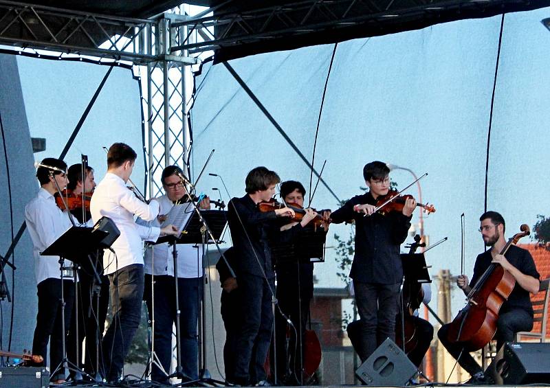 Stovky lidí se v nedělním podvečeru nechaly unášet jedenáctým Velkomoravským koncertem ve Starém Městě.