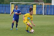 Záložník Petr Silnica (ve žlutém dresu) odehrál za Strání sto zápasů v řadě bez jediné absence.