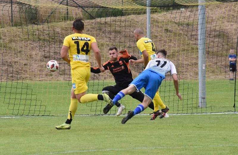 Fotbalisté divizního Strání (ve žlutých dresech) prohráli doma s třetiligovými Otrokovicemi 1:3.