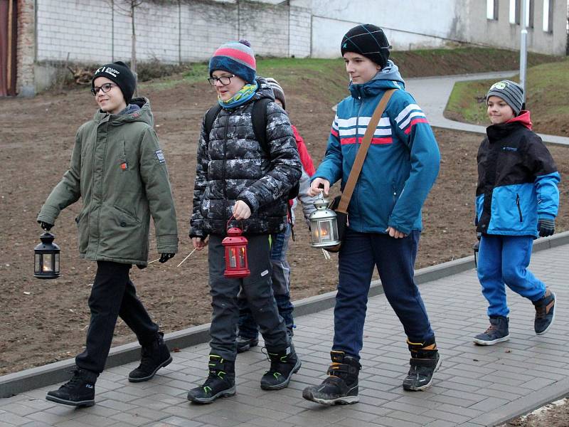 Tradiční poselství z Betléma předávali v neděli skauti z Tupes lidem ve své obci.