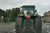 Konvoj traktorů demonstrativně kroužil průtahem Uherského Hradiště