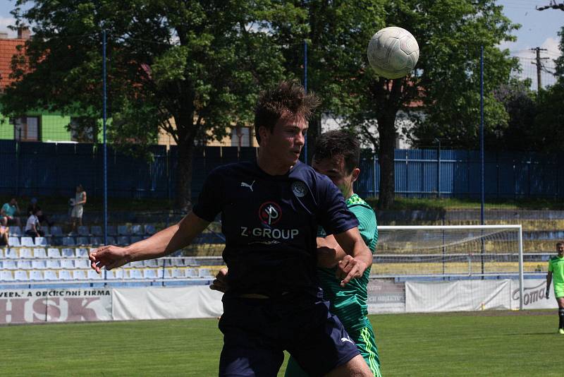 Starší dorostenci Slovácka (modré dresy) v úterní dohrávce 18. kola I. Celostátní ligy remizovali na Širůchu ve Starém Městě s Karvinou 1:1.