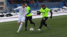 Fotbalisté Slovácka (v bílých dresech) na umělé trávě v Uherském Brodě přehráli druholigové Vítkovice 4:0. Foto: Deník/Stanislav Dufka