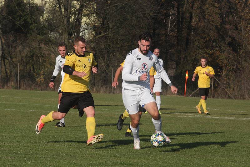 Fotbalisté Vlčnova (bílé dresy) zakončili podzimní část sezony domácí porážkou 0:4 s Topolnou.