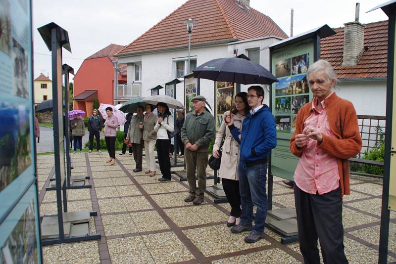 Unikátní možnost, zhlédnout netradiční výstavu s názvem Karpaty v Evropě, mají od 3. do 20. května ti, kteří zavítají na náměstíčko před farou v Dolním Němčí. 