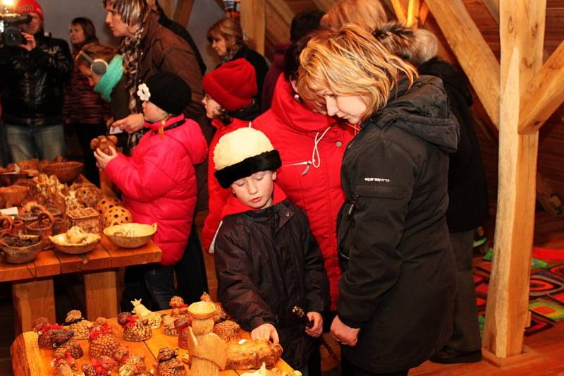 VERNISÁŽ. V galerii knížecího obydlí se návštěvníci obdivovali exponátům handicapovaných klientů Vincentina.