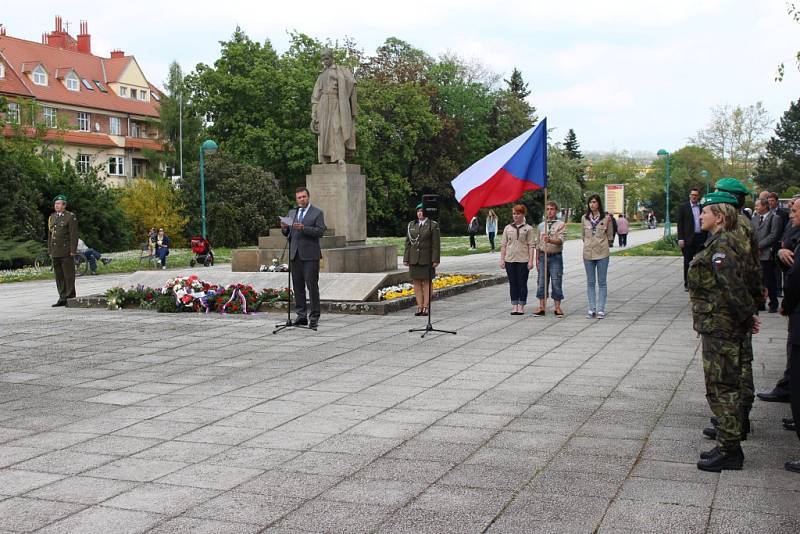 Zástupci Uherského Hradiště si osvobození města připomněli u Památníku osvobození na náměstí Míru.