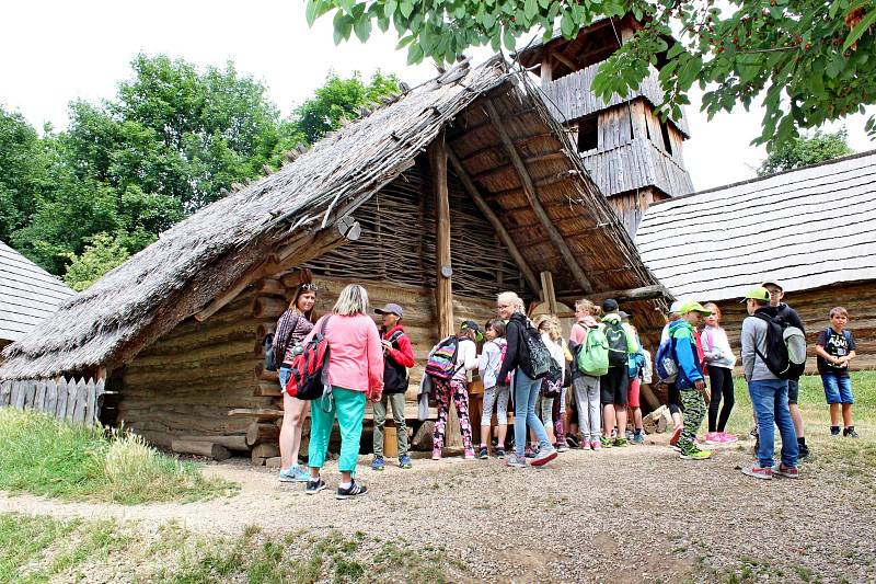 Archeoskanzen na Modré žil po dobu dvou týdnů programem pro školy s názvem Velká Morava.