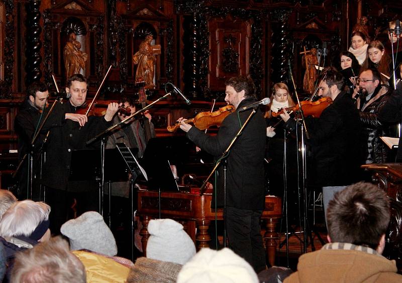 V DUCHU VÁNOC. Koncert cimbálové muziky Cifra a pěveckého sboru Viva la musica z Gymnázia v Uherském Hradišti přilákal do velehradské baziliky na 250 posluchačů.