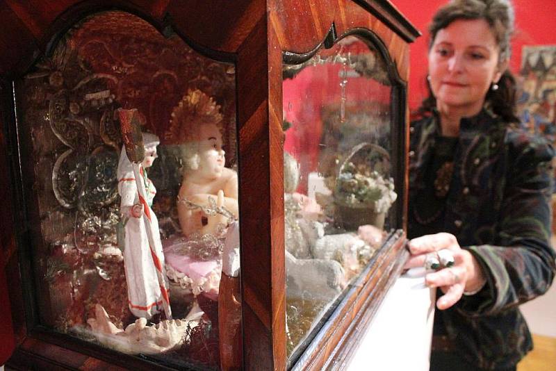 Mezi unikátními betlémy vystavenými ve Slováckém muzeu bude i relikviářový betlém s relikvií neznámého světce z konce 18. století, betlém z těsta, či výtvor s tisícovkou barevných figurek.