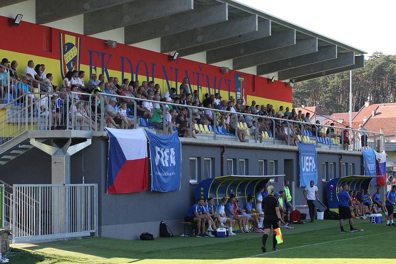 Fotbalistky České republiky do devatenácti let (červené dresy) remizovaly na hřišti v Dolním Němčí se sousedním Slovenskem 1:1.