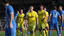 Fotbalisté Hluku (modré dresy) zdolali v sobotním zápase 19. kola krajské I. A třídy skupiny B Nivnici 3:2 a upevnili si druhé místo v tabulce.