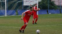 Fotbalisté Kunovic (modré dresy) ve 3. kole krajské I. A třídy skupiny B podlehli Újezdci 1:4.