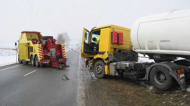 Cisterna skončila v poli, během vyprošťování byla zcela uzavřena silnice I/50.