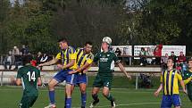 Fotbalisté Nivnice (zelené dresy) v 10. kole krajské I. A třídy skupiny B doma zdolali Buchlovice 2:0.