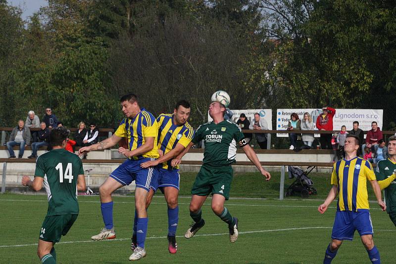 Fotbalisté Nivnice (zelené dresy) v 10. kole krajské I. A třídy skupiny B doma zdolali Buchlovice 2:0.