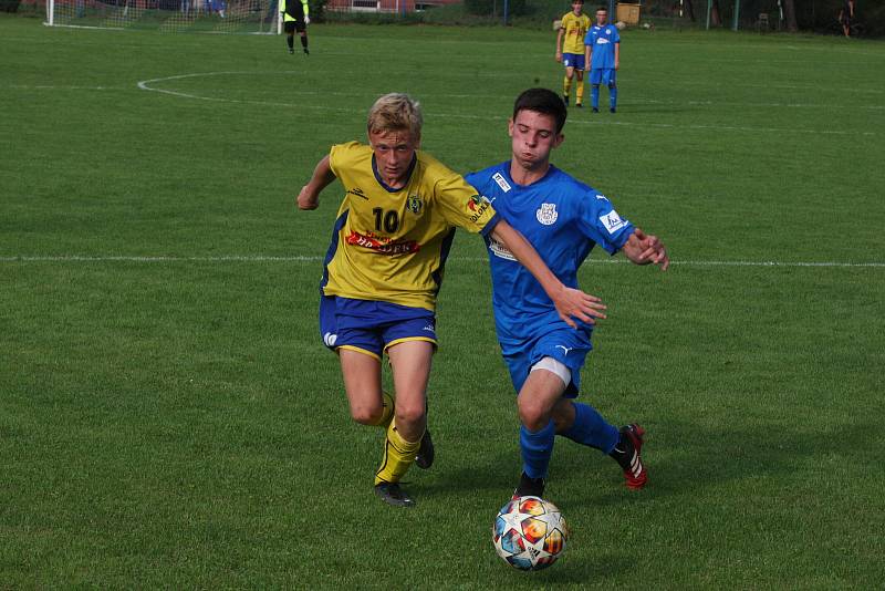 Fotbalisté Starého Města (žluté dresy) zdolali ve šlágru 4. kola I. B třídy sk. C domácí Ořechov 4:0.