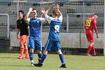 Fotbalisté Slušovic (v modrých dresech zakončili postupovou sezonu domácí výhrou nad Kateřinicemi 4:0.