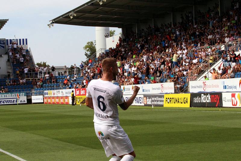 Fotbalisté Slovácka (v bílých dresech) nastoupili proti Olomouci i s bývalým reprezentantem Michalem Kadlecem.