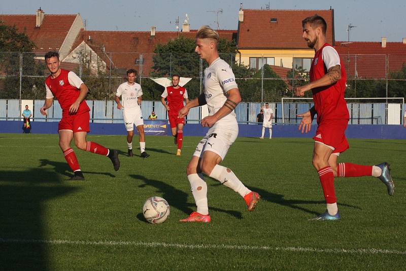 Fotbalisté Slovácka B (bílé dresy) ve středečním vloženém zápase 17. kola MSFL zdolali Viktorii Otrokovice 4:0.