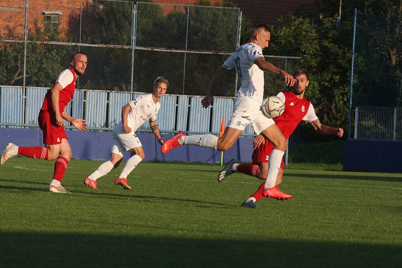 Fotbalisté Slovácka B (bílé dresy) ve středečním vloženém zápase 17. kola MSFL zdolali Viktorii Otrokovice 4:0.