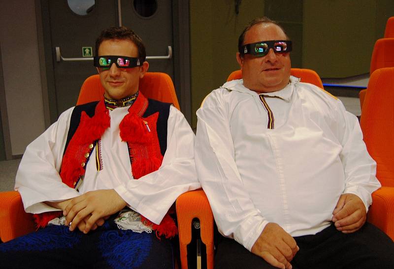 Kino Hvězda v Uherském Hradišti. Diváci v kroji s 3D brýlemi.