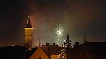 Novoroční ohňostroje křižovaly noční nebe nad Uherským Hradištěm.