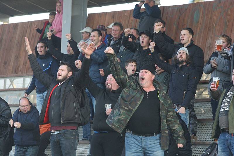 Fotbalisté Vlčnova (bílé dresy) zakončili podzimní část sezony domácí porážkou 0:4 s Topolnou.