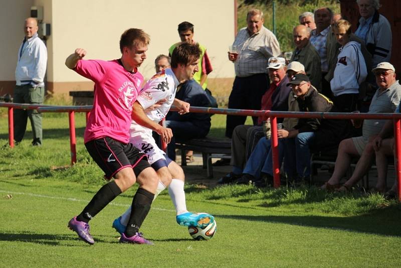 Někdejší ligový obránce Miloslav Penner (v tmavém) poznal, jak bolí fotbal v okresním přeboru. Jeho Hluk B navíc na hřišti Slovácka C prohrál 1:3.