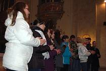 Pěvecký sbor Stojanova gymnázia Velehrad pod vedením Filipa Macka vystoupil v pátek 3. prosince večer v uherskohradiš­ťském kostele sv. Františka Xaverského.