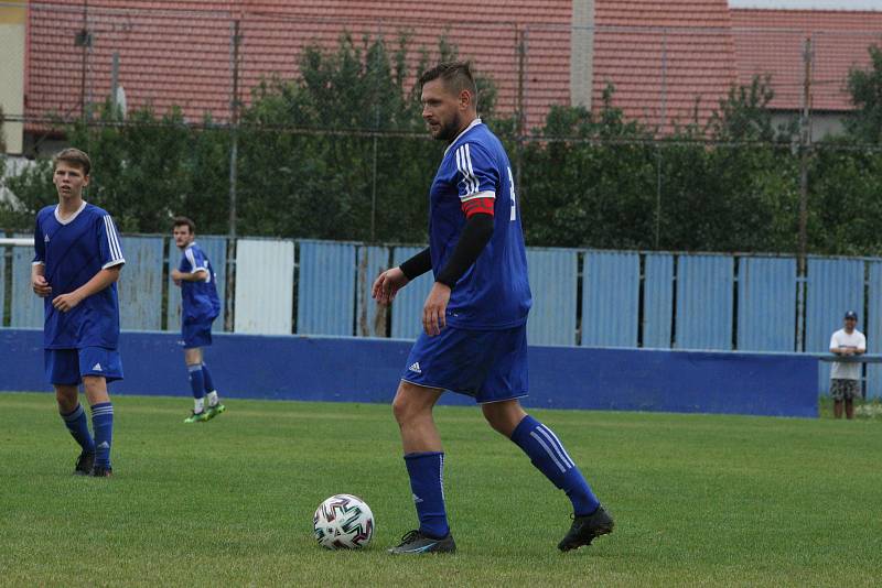 Fotbalisté Kunovic (modré dresy) ve 3. kole krajské I. A třídy skupiny B podlehli Újezdci 1:4.